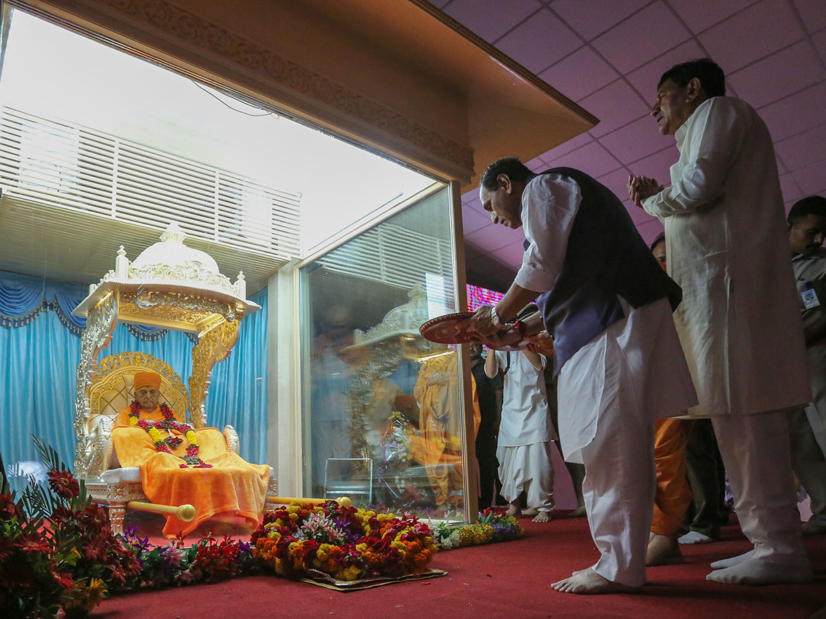 Chief Minister of Gujarat, Shri Vijay Rupani, performs arti of HH Pramukh Swami Maharaj