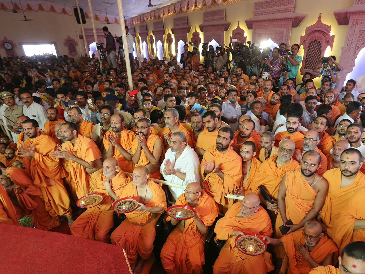 Sadhus perform arti of HH Pramukh Swami Maharaj
