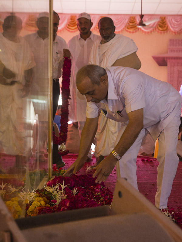 Deputy Chief Minister of Gujarat, Shri Nitin Patel pays tribute to    HH Pramukh Swami Maharaj