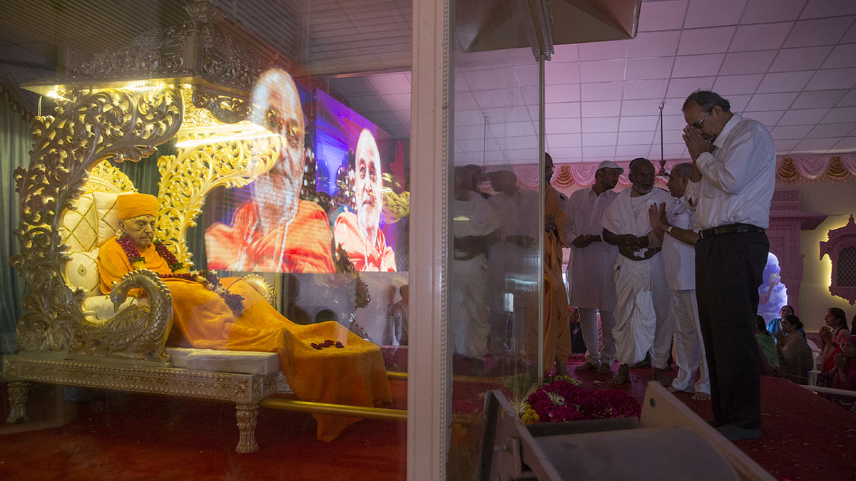 Shri Saurabh Patel pays tribute to HH Pramukh Swami Maharaj