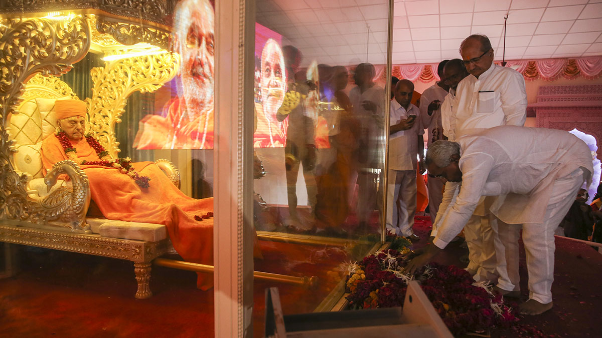 Dignitary pays tribute to HH Pramukh Swami Maharaj