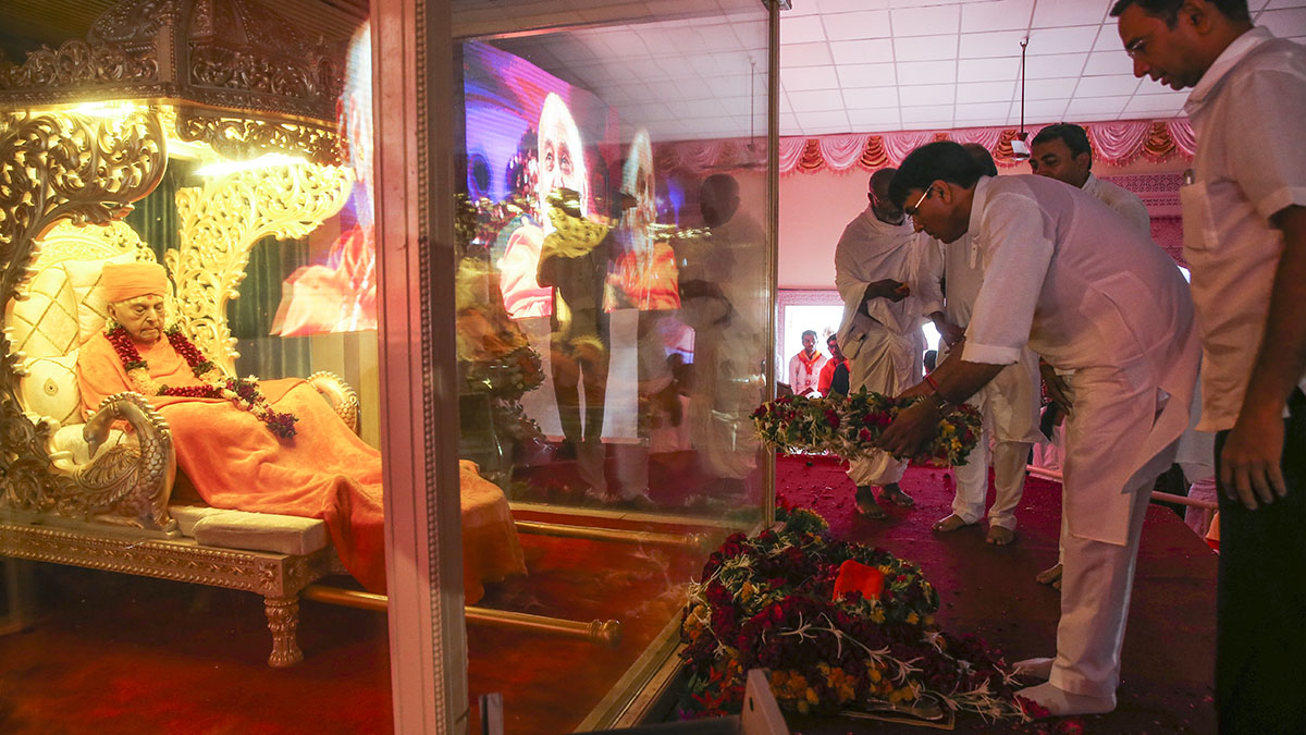 Dignitaries pays tribute to HH Pramukh Swami Maharaj