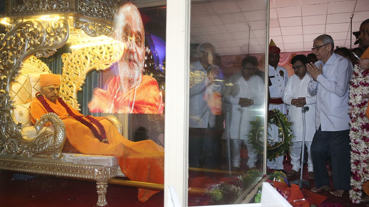 Governor of Gujarat, Shri O P Kohli pays tribute to HH Pramukh Swami Maharaj