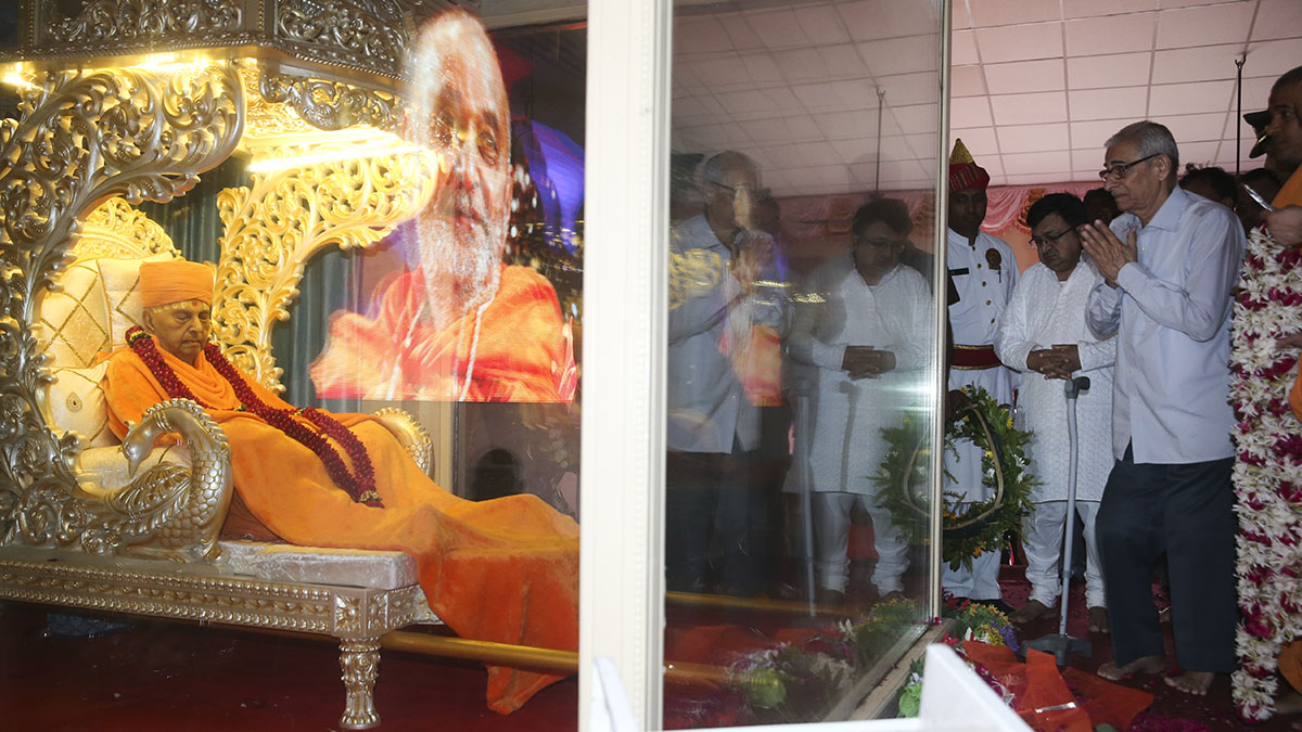 Dignitaries pay Tributes to Pramukh Swami Maharaj