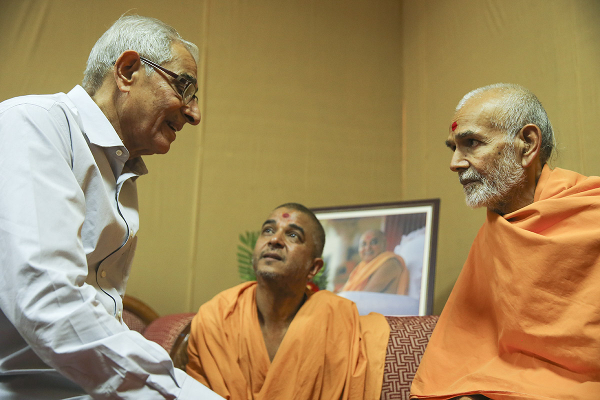 Governor of Gujarat, Shri O P Kohli meets HH Mahant Swami