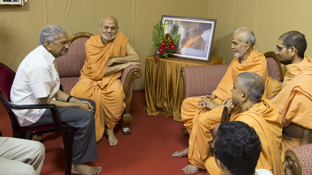 Shri Sureshbhai Shelat, Senior Advocate, meets HH Mahant Swami
