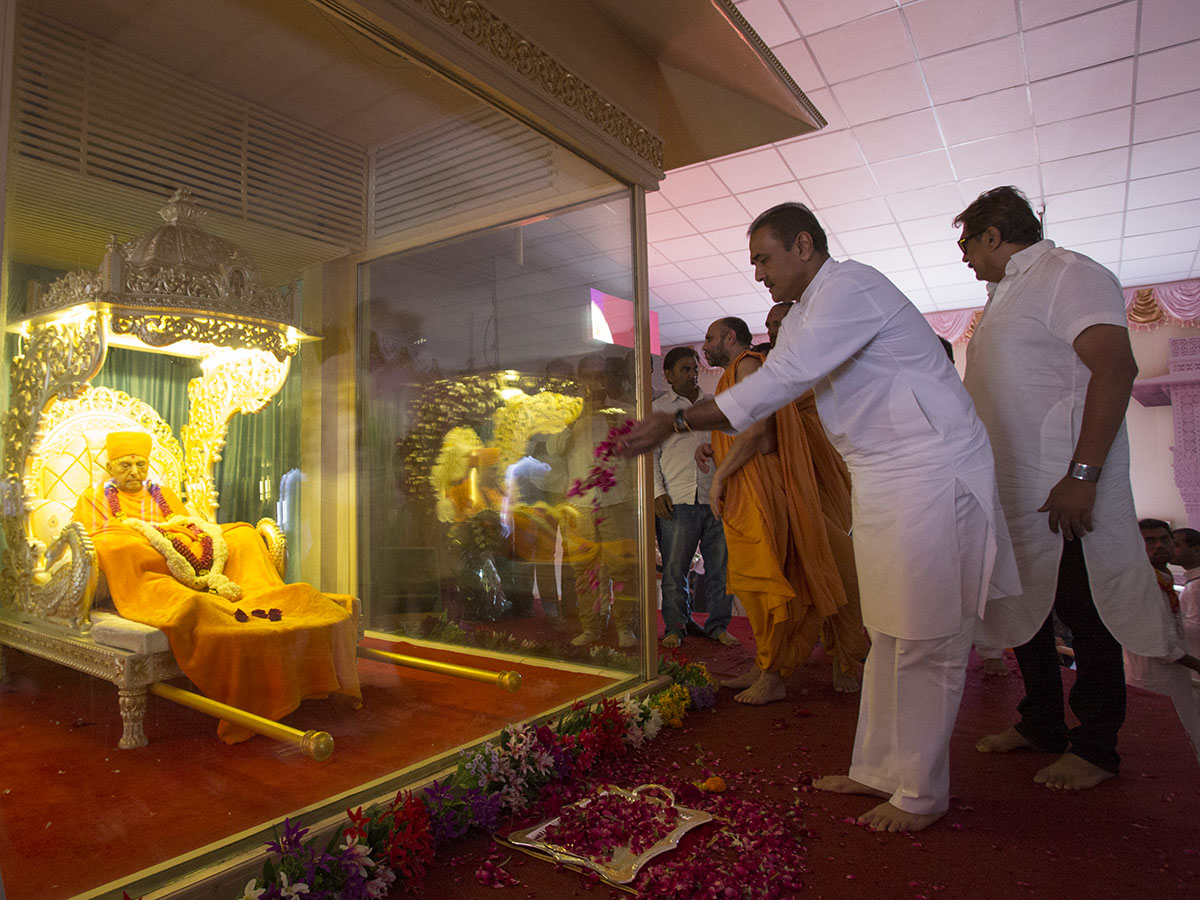 Shri Praful Patel, MP, pays tribute to HH Pramukh Swami Maharaj