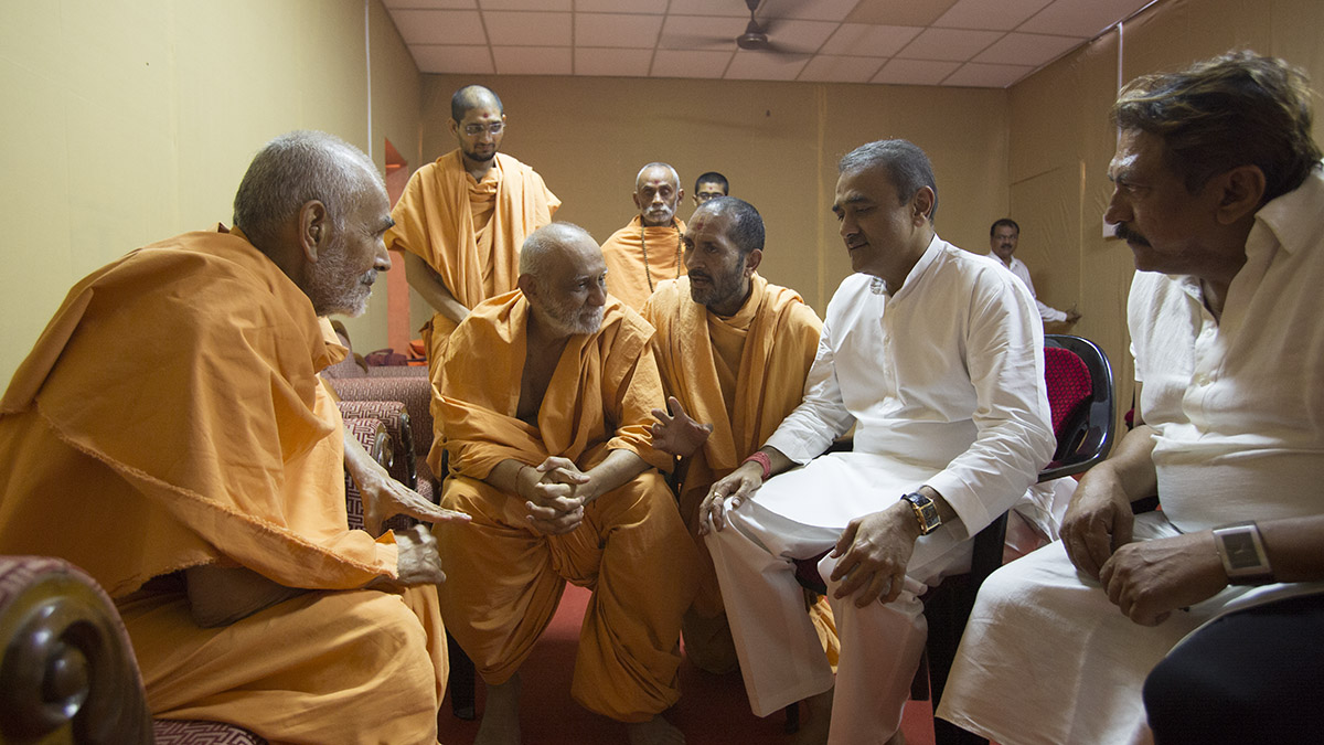 Shri Praful Patel meet HH Mahant Swami