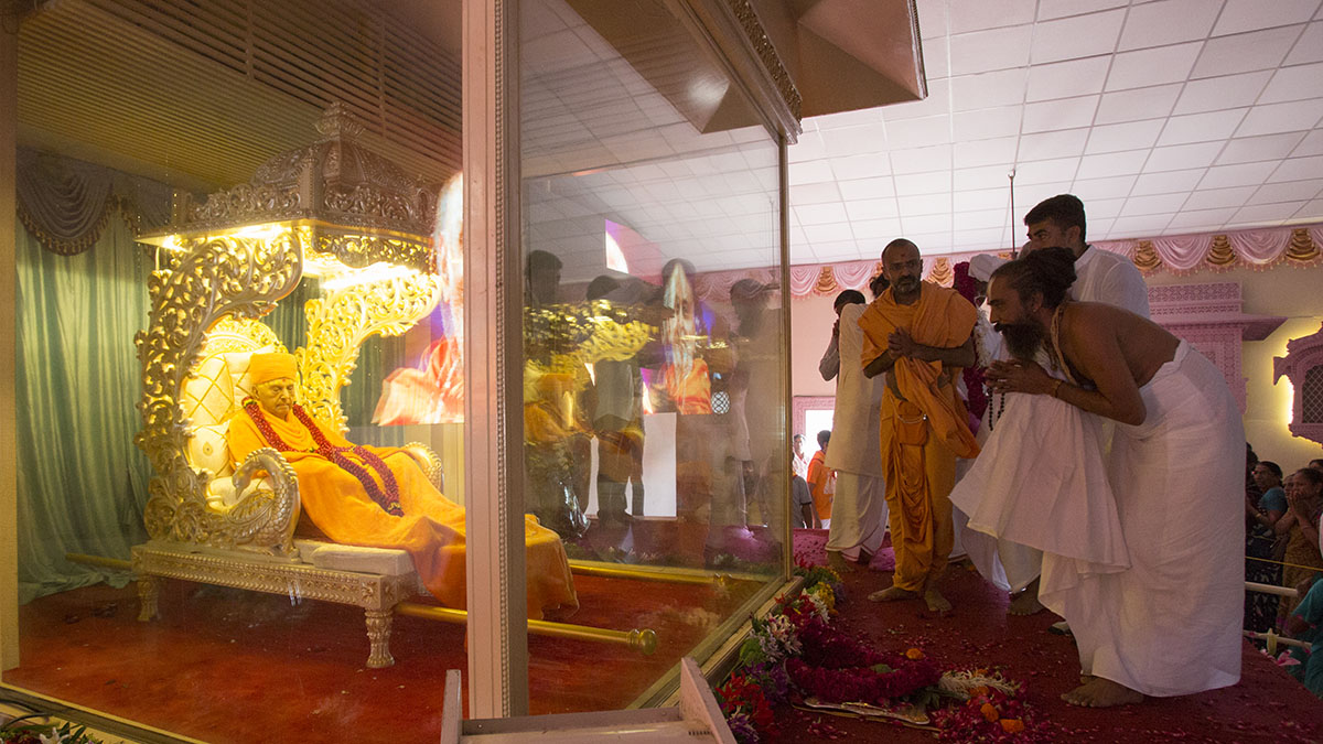 Mahant Shri Dilipdasji Maharaj pays tribute to HH Pramukh Swami Maharaj