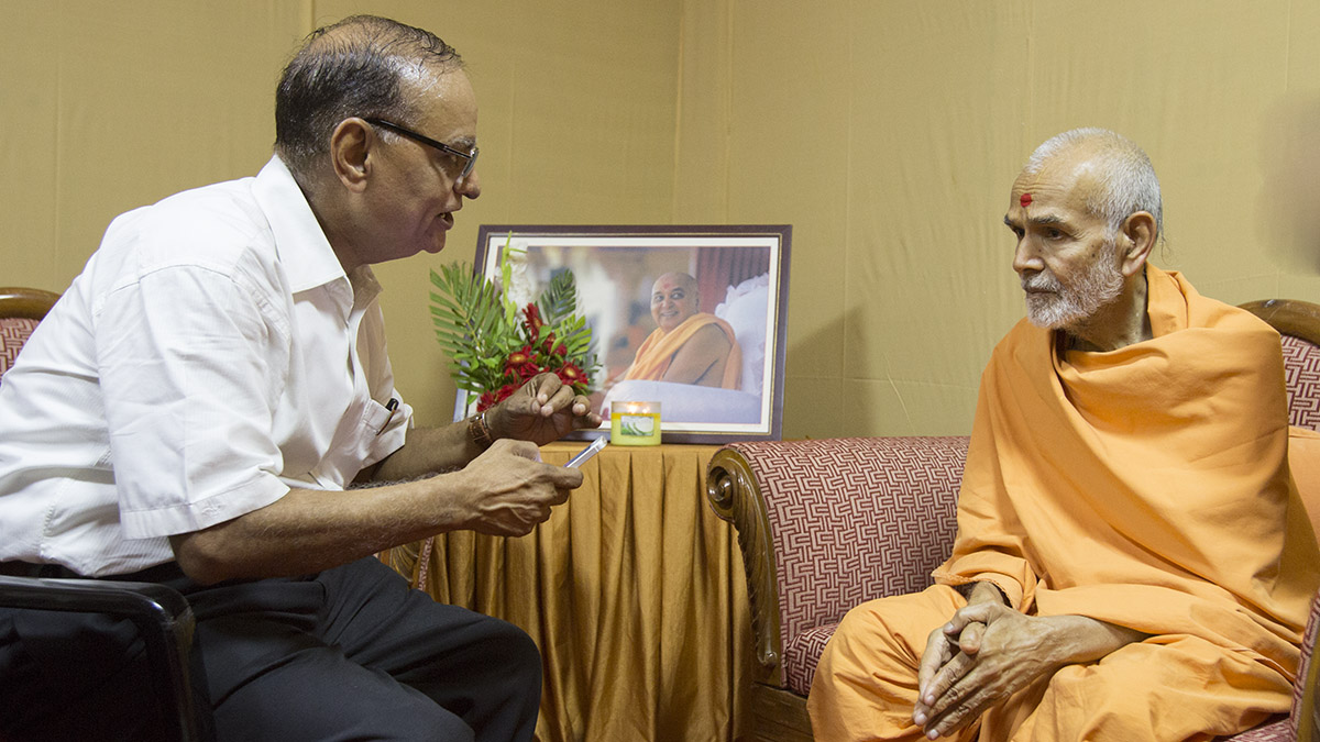 Shri Bhagyesh Jha, IAS, pays tribute to HH Pramukh Swami Maharaj