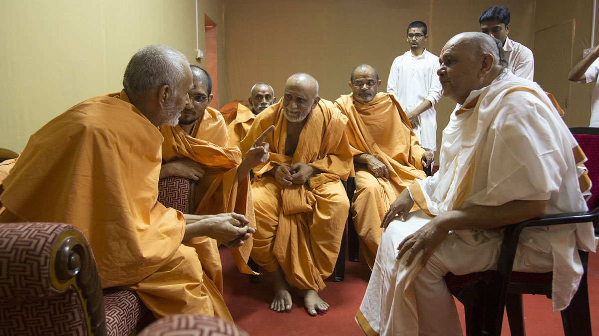 Pujya Avichaldasji Maharaj meets HH Mahant Swami Maharaj