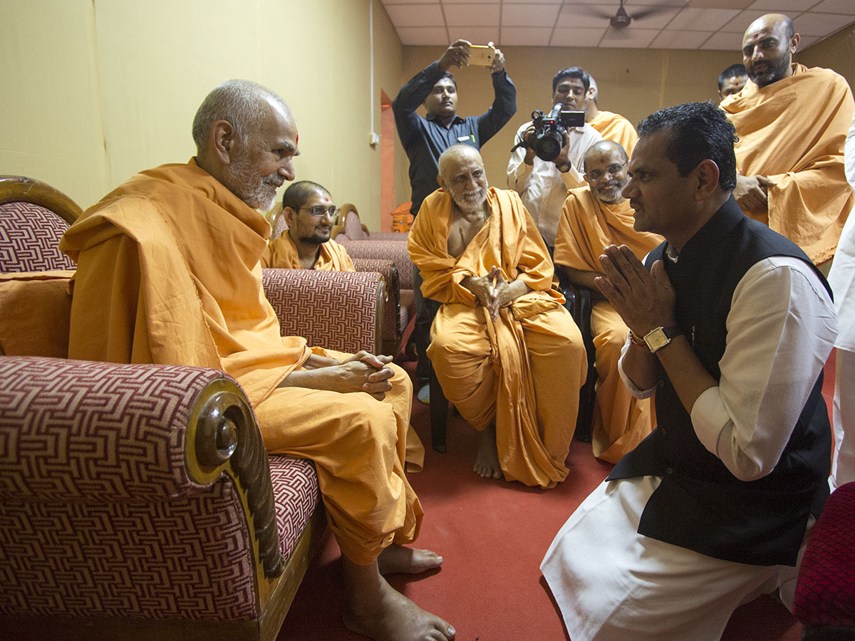 Shri Jitubhai Vaghani, MLA, pays tribute to HH Pramukh Swami Maharaj