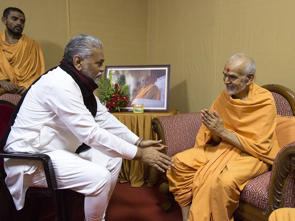 Shri Purushottam Rupala, MP, meets HH Mahant Swami