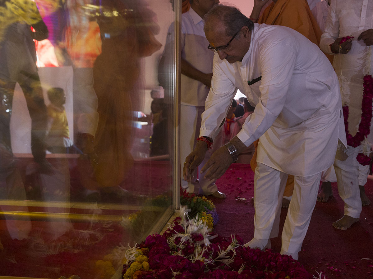 Minister of Gujarat, Shri Bhupendrasinh Chudasama pays tribute to HH Pramukh Swami Maharaj