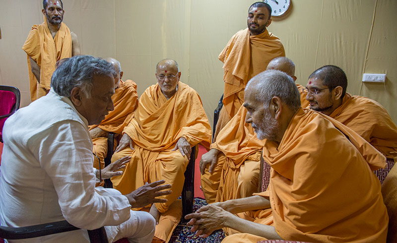 Shri Vijay Bhatkar meets HH Mahant Swami