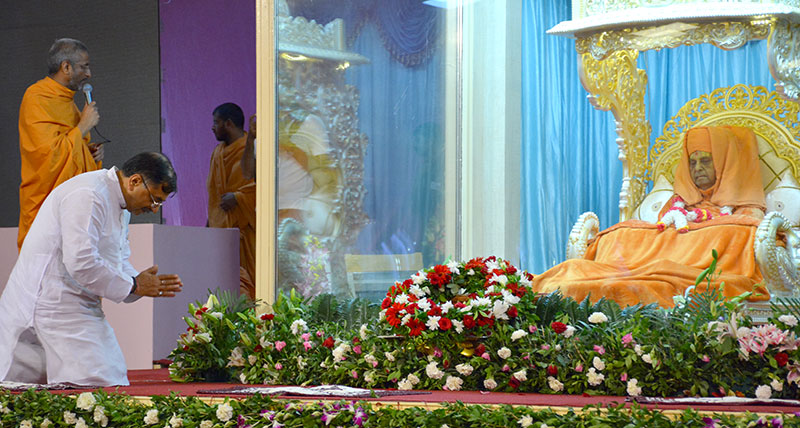Shri Tarun Vijay, MP, pays tribute to HH Pramukh Swami Maharaj