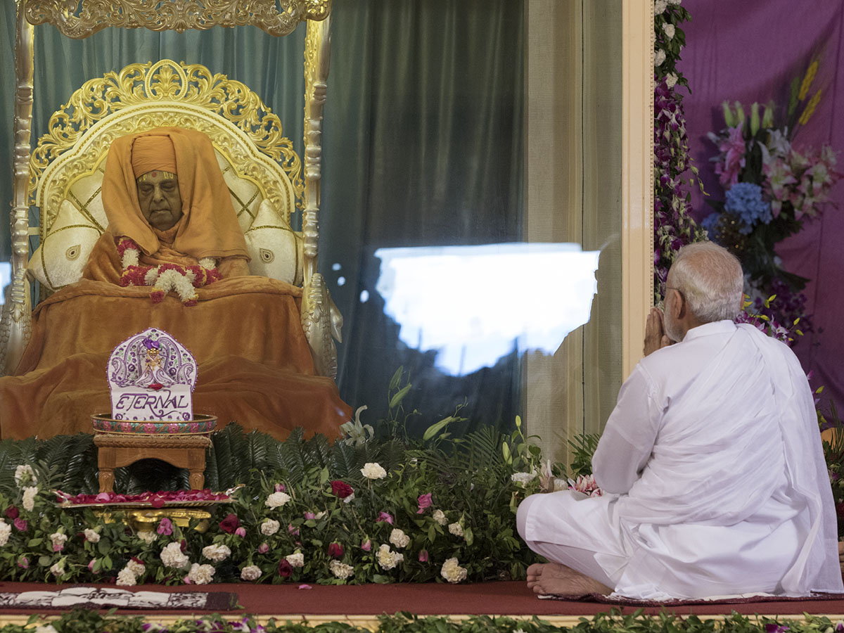 PM Modi prays before HH Pramukh Swami Maharaj