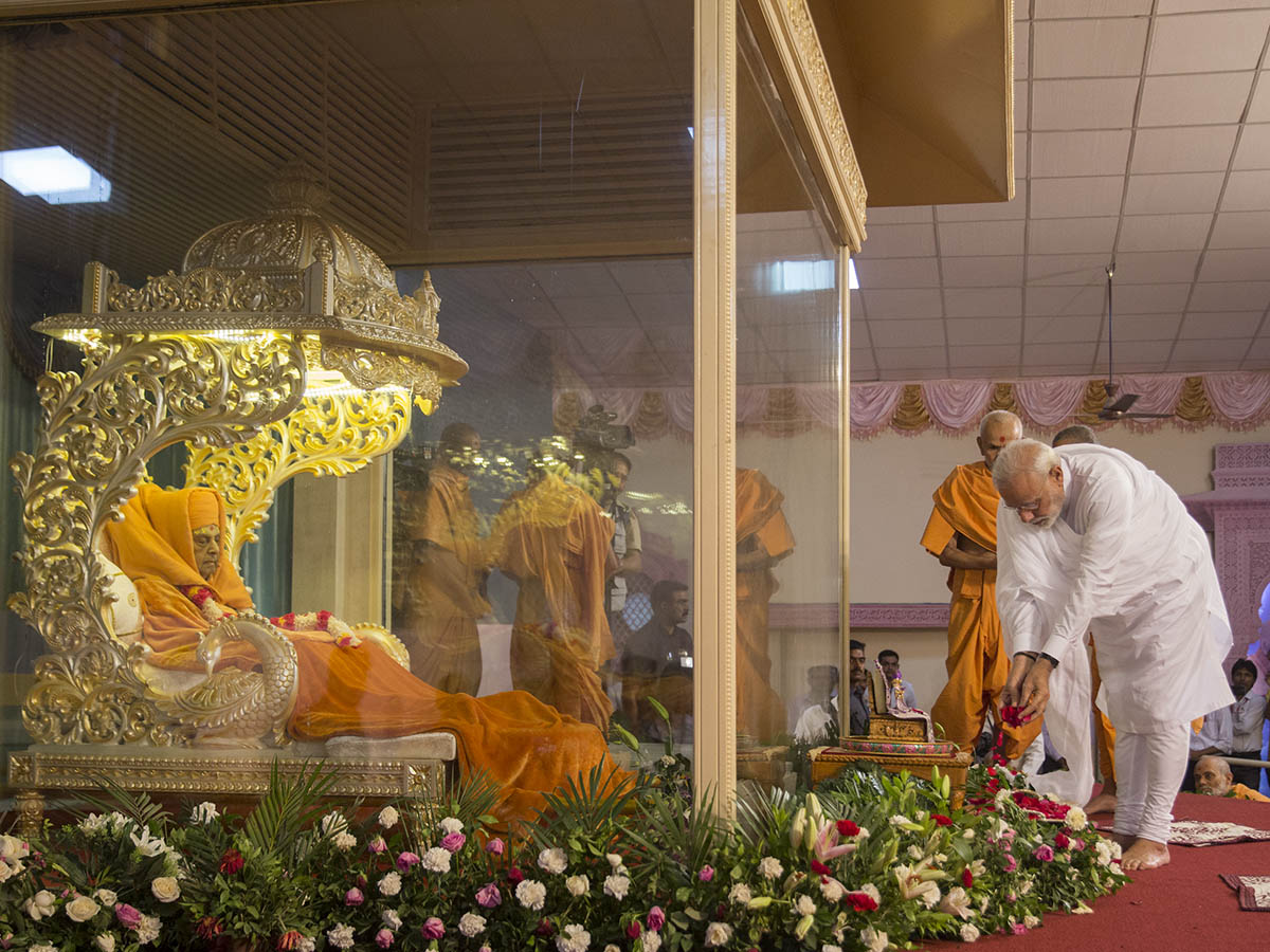 PM Modi offers flowers to Shi Harikrishna Maharaj