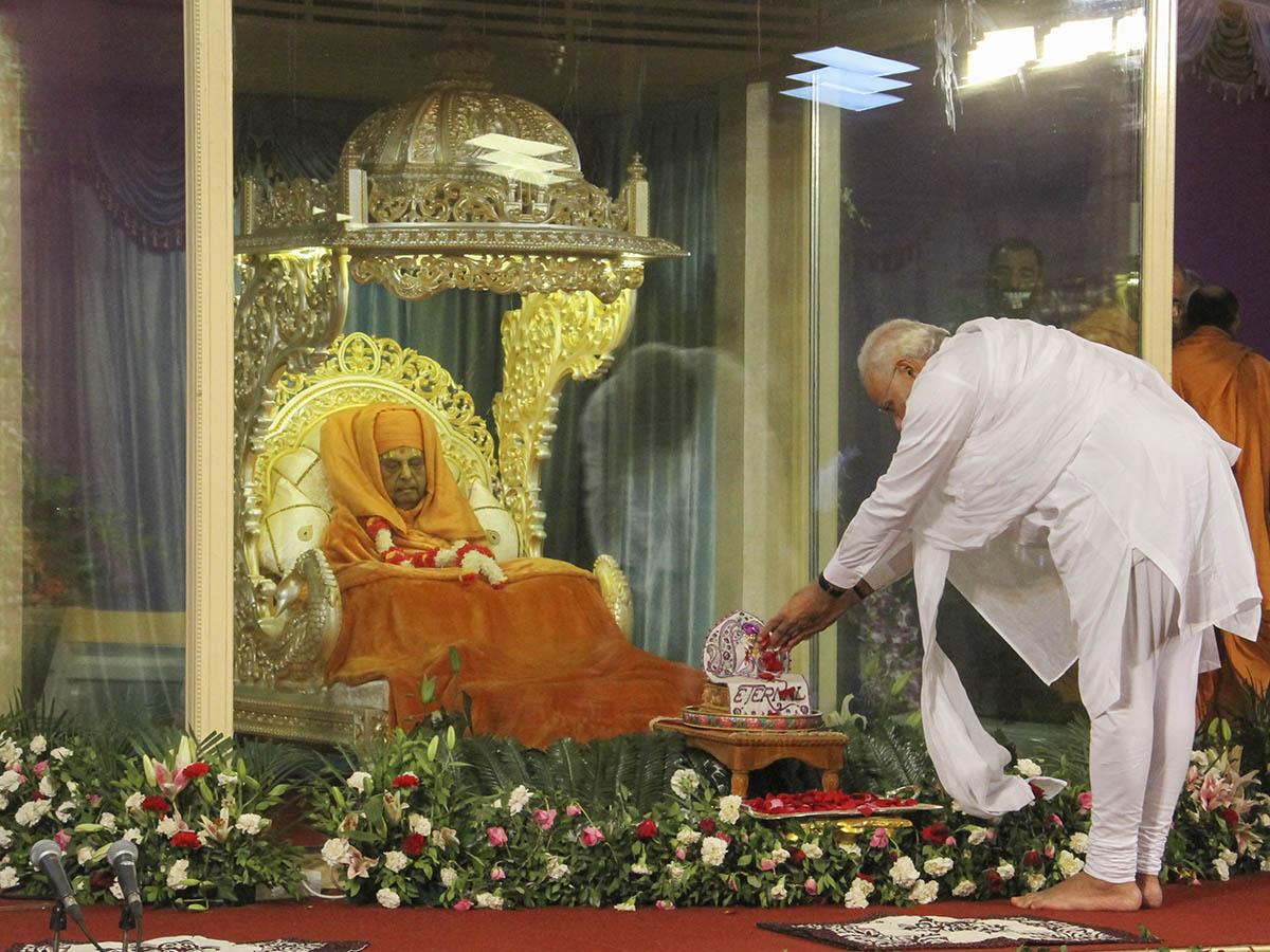 PM Modi offers flowers to Shi Harikrishna Maharaj