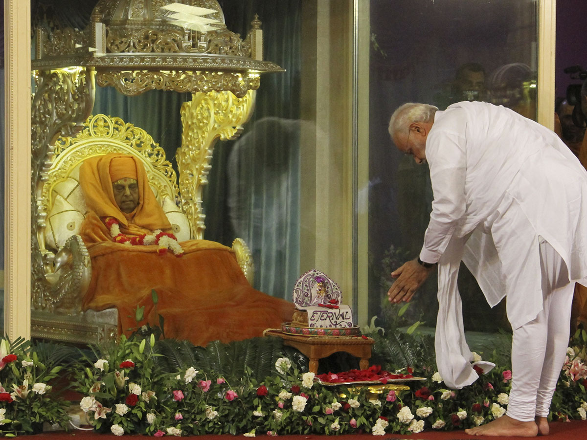 PM Modi prays before Swamishri