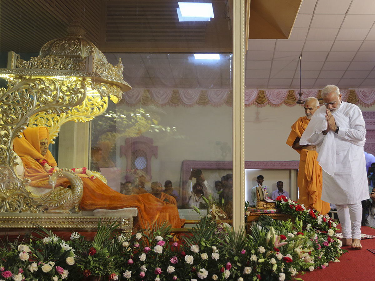 PM Modi performs pradakshina of HH Pramukh Swami Maharaj, with HH Mahant Swami