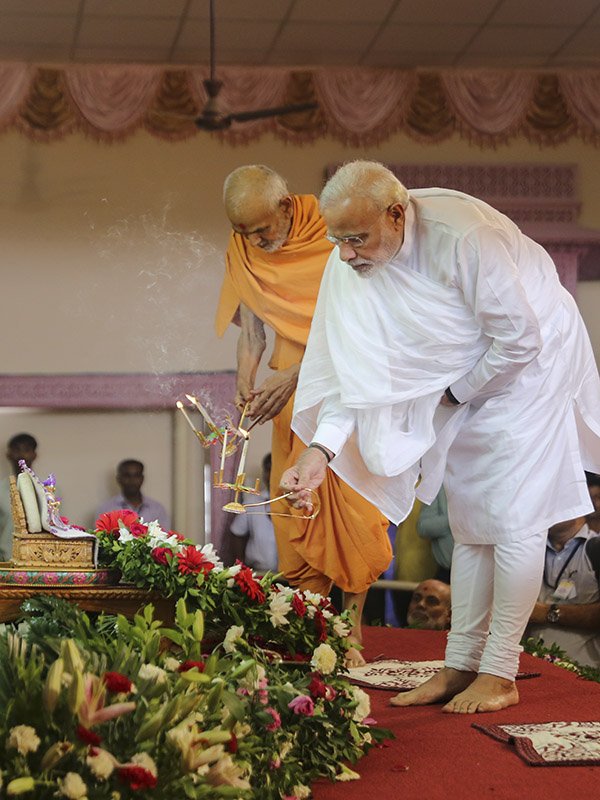 HH Mahant Swami and PM Modi perform arti of HH Pramukh Swami Maharaj