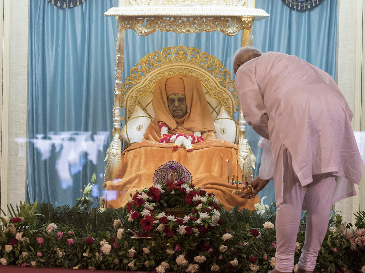 PM Modi performs arti of HH Pramukh Swami Maharaj