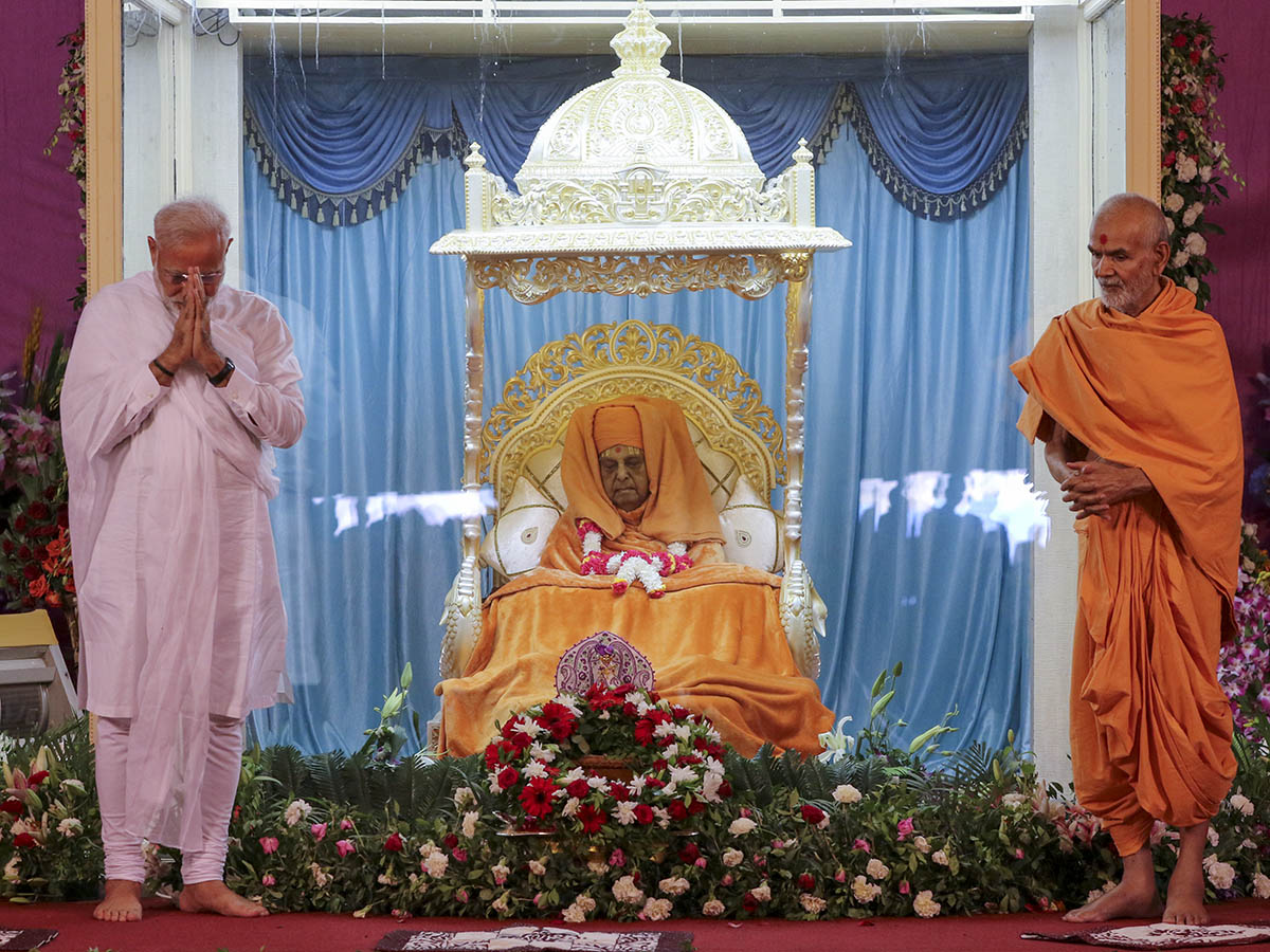 HH Mahant Swami and PM Modi pay respects to HH Pramukh Swami Maharaj