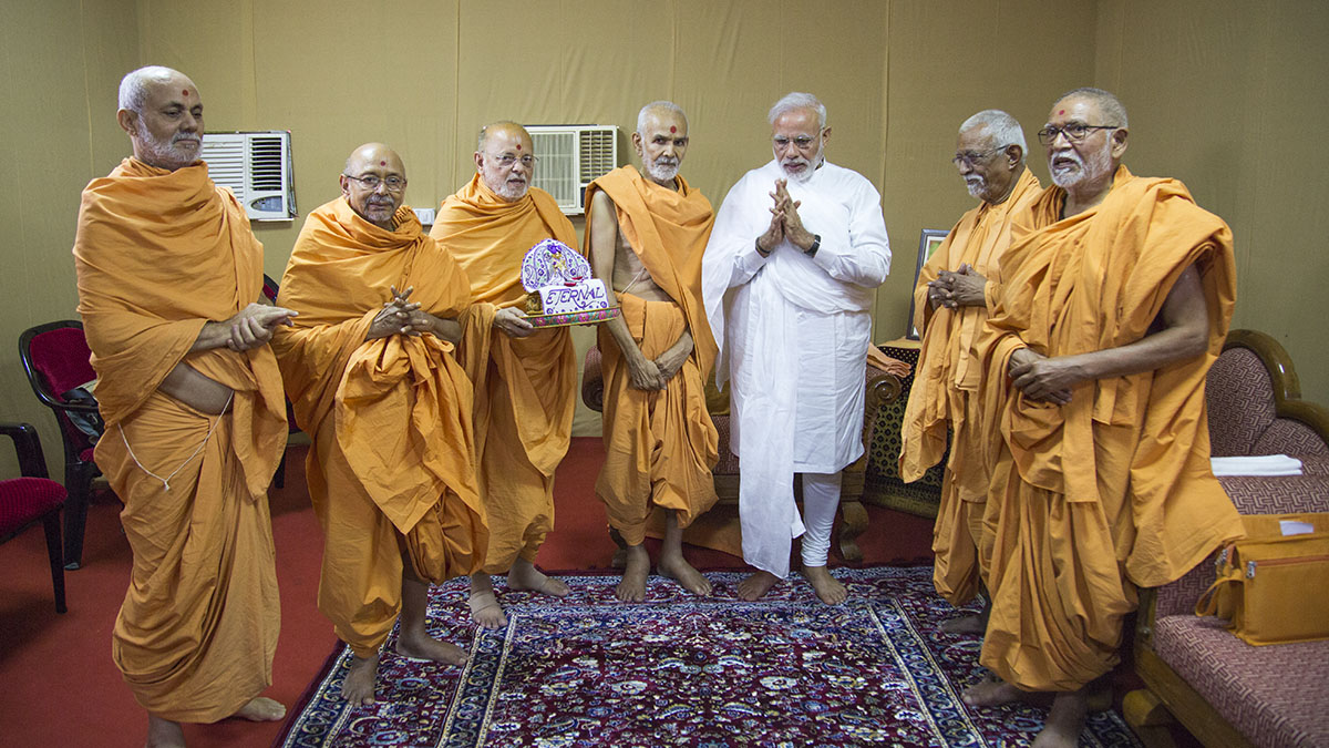 PM Shri Narendra Modi with HH Mahant Swami, Pujya Doctor Swami, Pujya Ishwarcharan Swami, Pujya Tyagvallabh Swami, Pujya Kothari Swami, Pujya Viveksagar swami