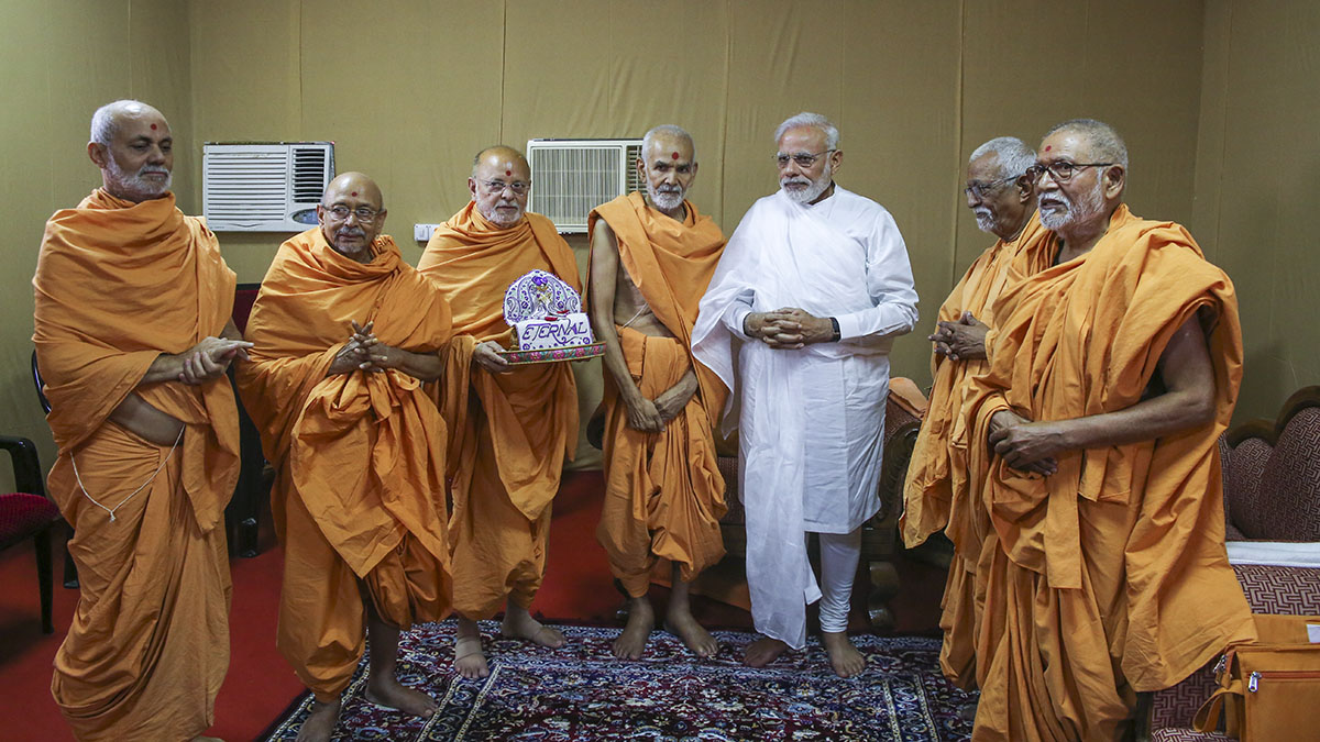 PM Modi with HH Mahant Swami, Pujya Doctor Swami, Pujya Ishwarcharan Swami, Pujya Tyagvallabh Swami, Pujya Kothari Swami, Pujya Viveksagar swami