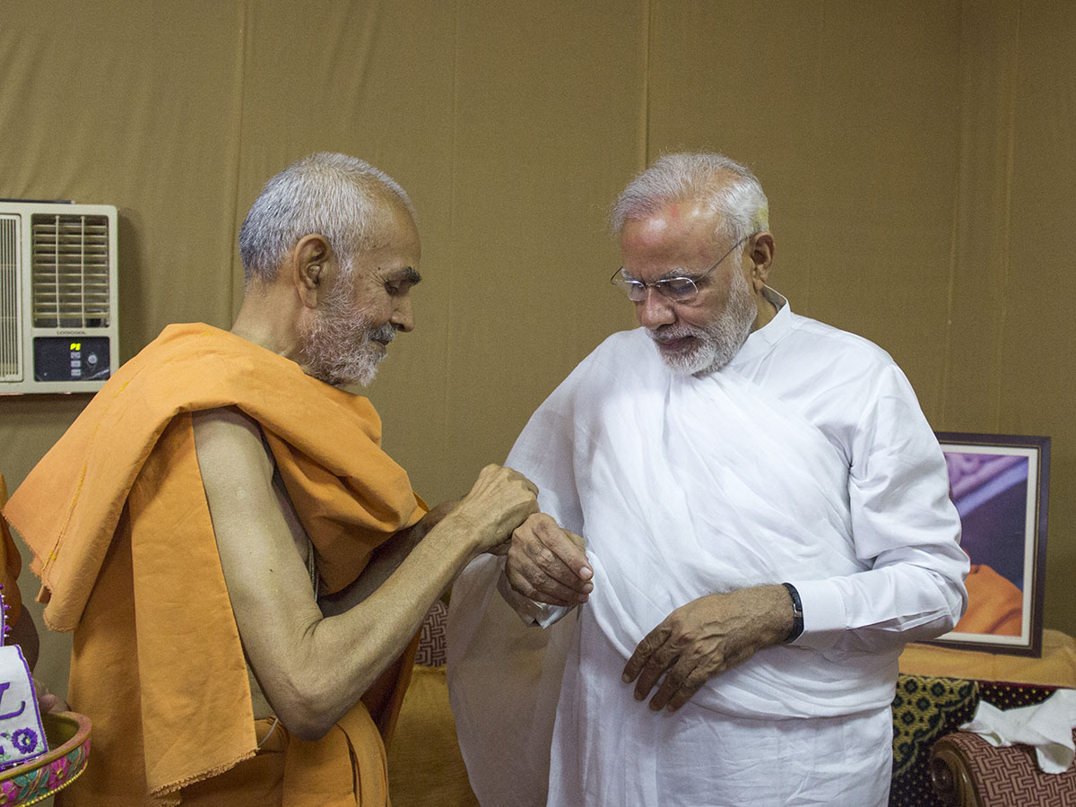 HH Mahant Swami ties nadachhadi (kaleva, sacred thread) to PM Modi