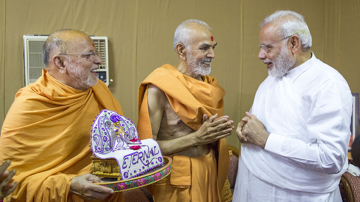 PM Modi meets HH Mahant Swami