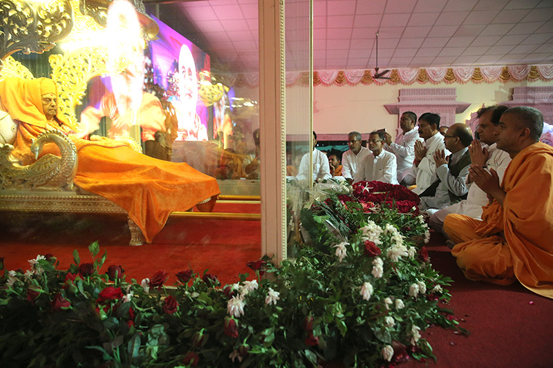 Shri Ahmed Patel, Shri Amarsinh, Shri Bharat Solanki, Shri Siddharth Patel, pay tributes to HH Pramukh Swami Maharaj