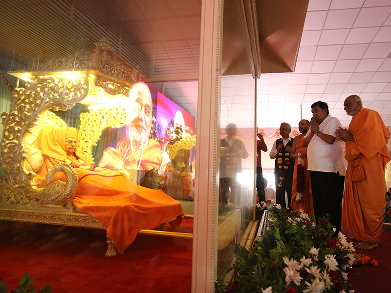 Shri Anil Nayak pays tribute to HH Pramukh Swami Maharaj