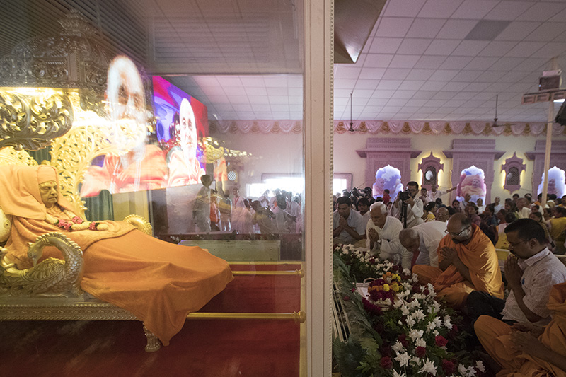 Chief Minister of Delhi, Shri Arvind Kejriwal, pays tribute to HH Pramukh Swami Maharaj