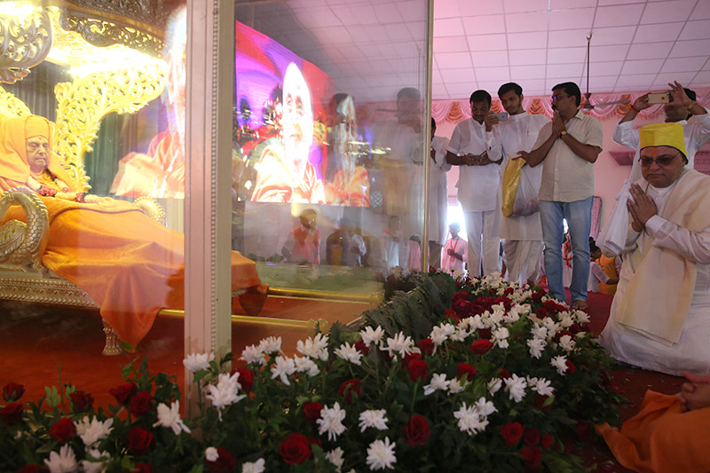 Devprasadji Maharaj pays tribute to HH Pramukh Swami Maharaj
