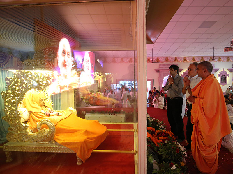 Dr. Tejas pays tribute to HH Pramukh Swami Maharaj