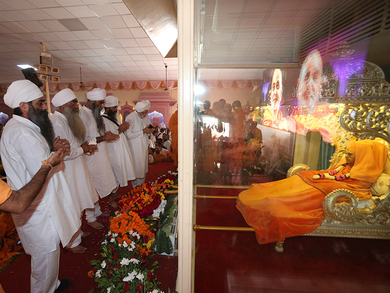Representatives of Namdhari Sikh Sampraday pay tributes to HH Pramukh Swami Maharaj