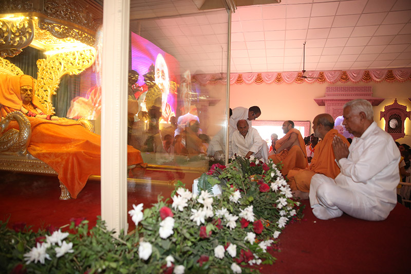 Dignitaries pay Tributes to Pramukh Swami Maharaj