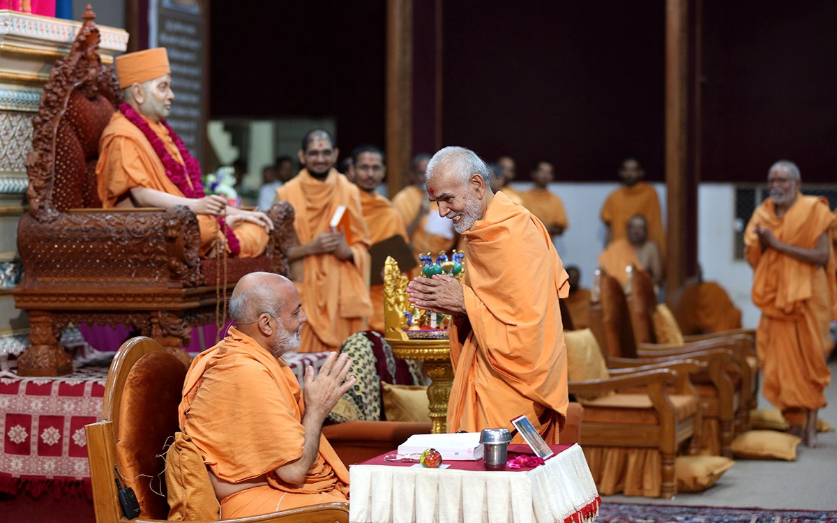 HH Mahant Swami Maharaj greets Jai Swaminarayan to Pujya Viveksagar Swami during Bhaktachintamani parayan