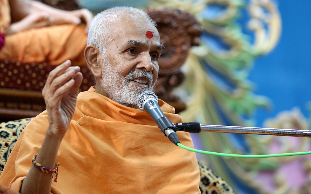 Param Pujya Mahant Swami delivers a discourse