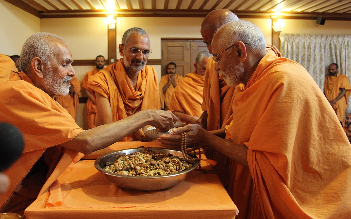 Param Pujya Mahant Swami gives prasad to sadhus