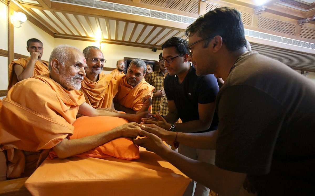 Param Pujya Mahant Swami blesses devotees