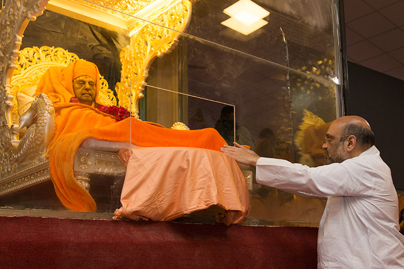 Dignitaries pay Tributes to Pramukh Swami Maharaj