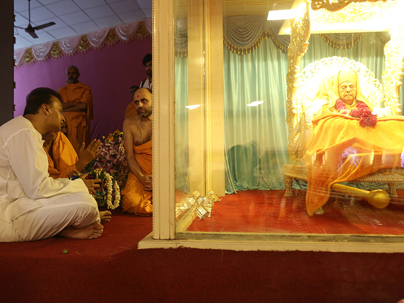 Shri Anil Ambani pays tribute to HH Pramukh Swami Maharaj