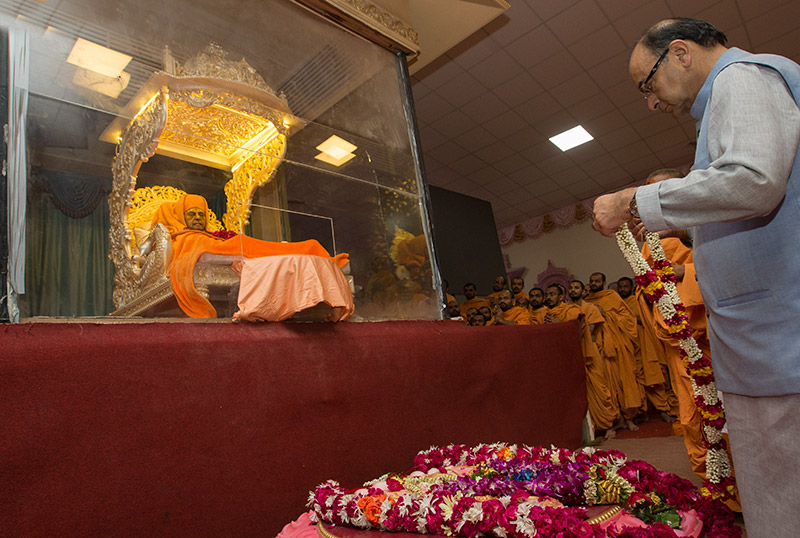 Union Finance Minister, Shri Arun Jaitley, pays tribute to HH Pramukh Swami Maharaj
