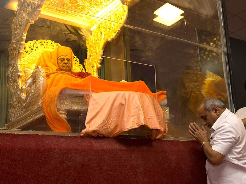 Deputy Chief Minister of Gujarat, Shri Nitinbhai Patel, pays tribute to HH Pramukh Swami Maharaj
