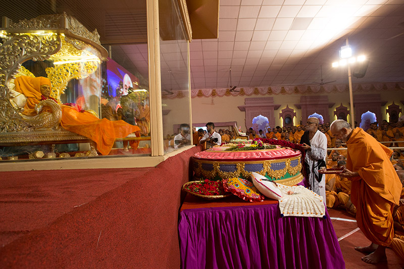 Shri Morari Bapu pays tribute to HH Pramukh Swami Maharaj