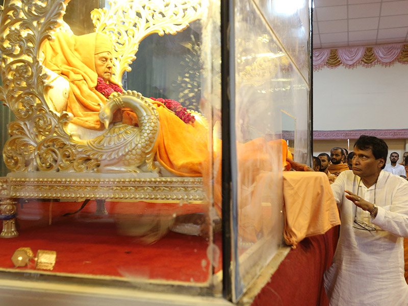 Union Railway Minister, Shri Suresh Prabhu, pays tribute to HH Pramukh Swami Maharaj
