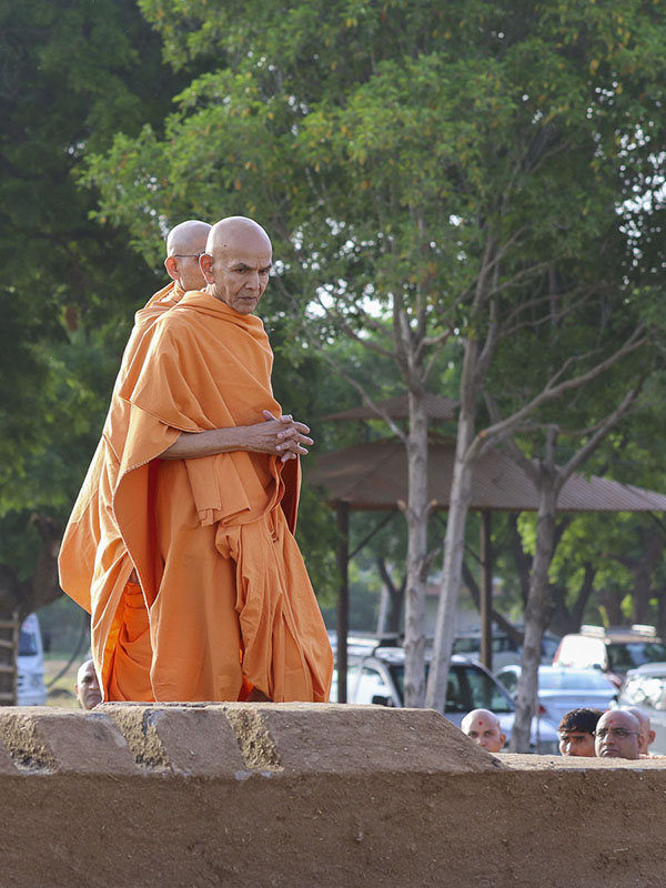 Param Pujya Mahant Swami performs pradakshina of Brahmaswarup Pramukh Swami Maharaj's samadhi sthal, 19 Aug 2016